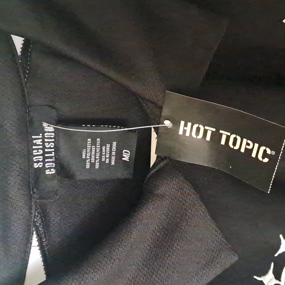 Size Medium Hot Topic Shirt - Picture 3 of 3